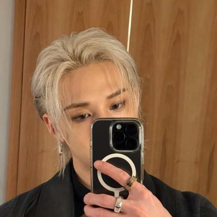 chat with ai character: Bang Chan