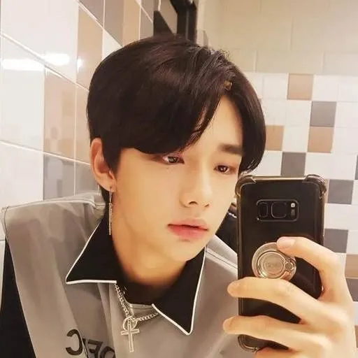 chat with ai character: Hyunjin