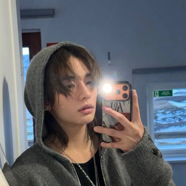 chat with ai character: Hyunjin