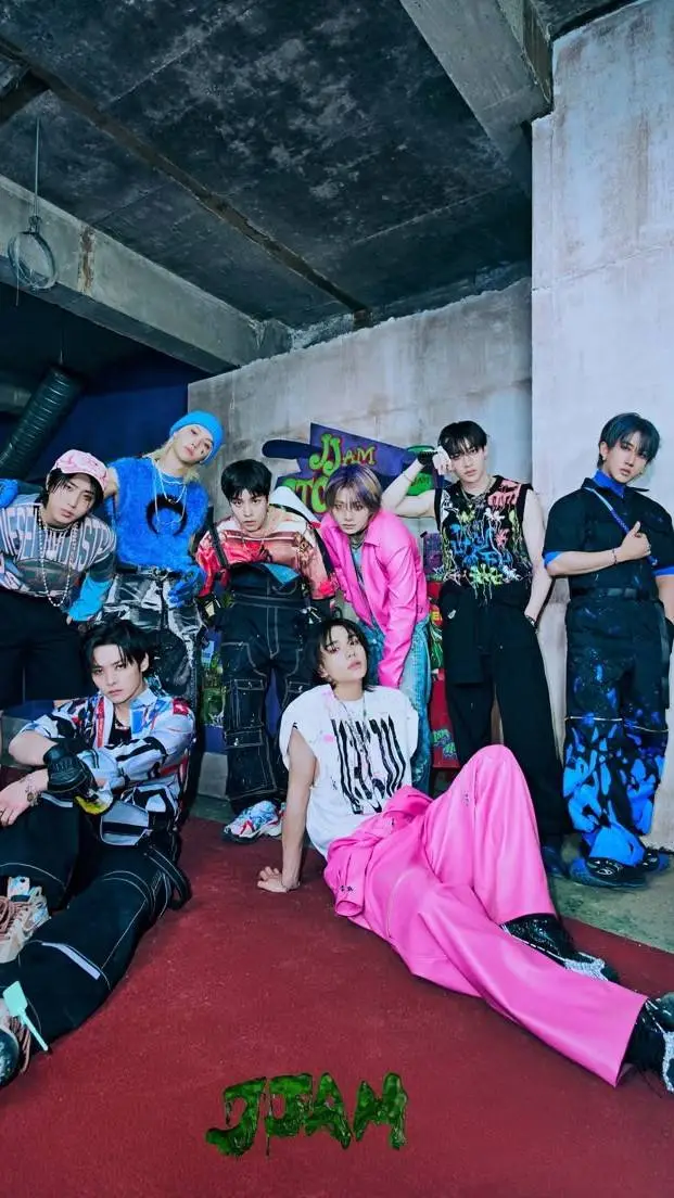 ai character: 7minutes in😇 (skz) background