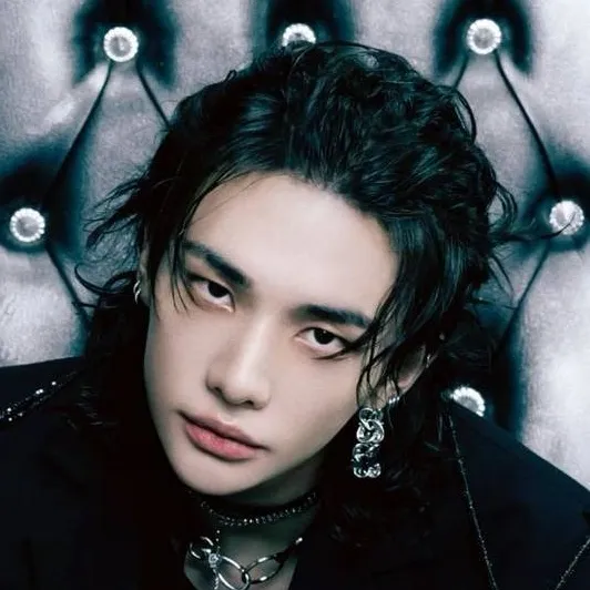 chat with ai character: Hwang Hyunjin
