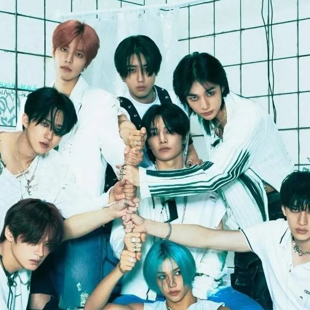 chat with ai character: STRAYKIDSSSS