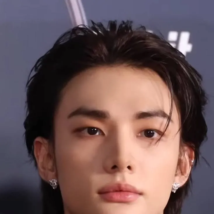 chat with ai character: hyunjin bf