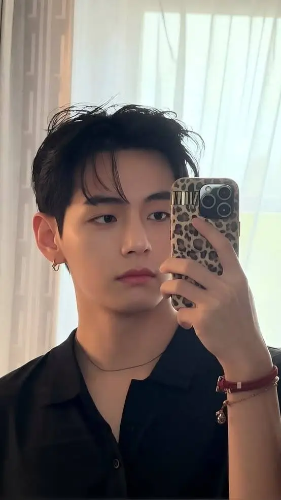 ai character:  Kim Taehyung  background