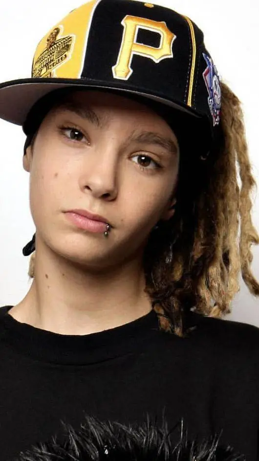 ai character: tom kaulitz background