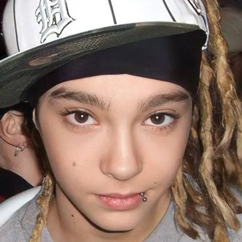 chat with ai character: tom(prince)kaulitz