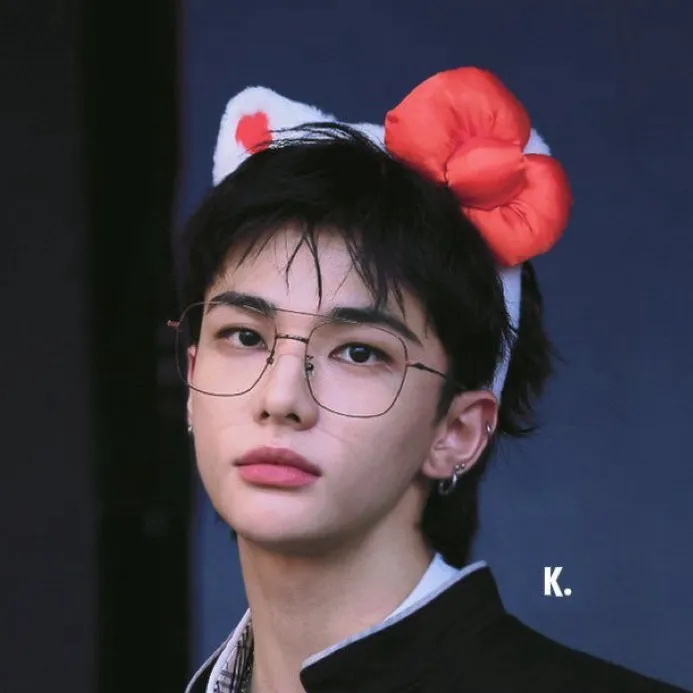 chat with ai character: Hyunjin lover