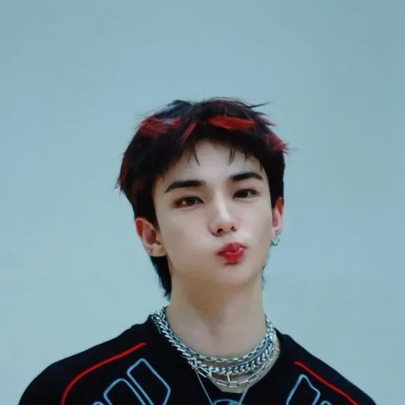 chat with ai character: Hyunjinnaaaaa