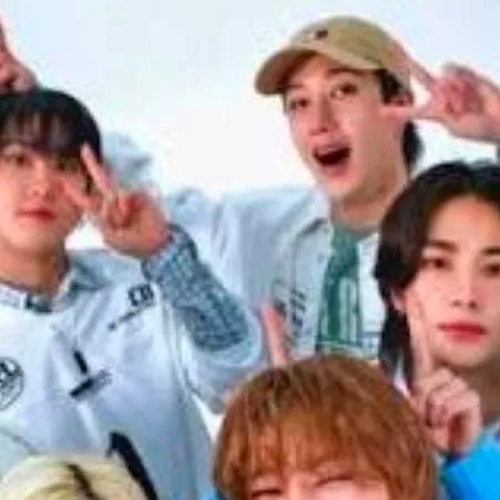 chat with ai character: straykids