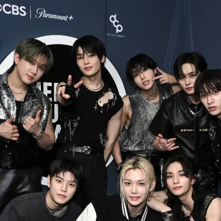 chat with ai character: stray kids