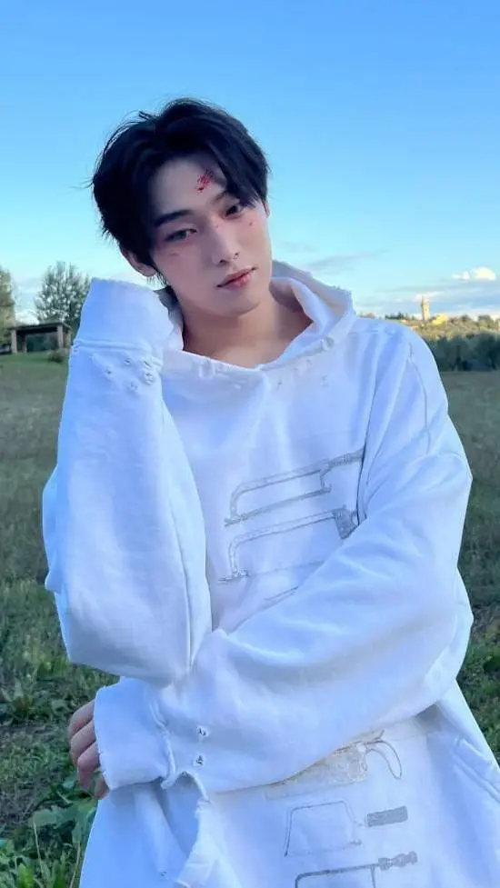 ai character: ¿sunoo?  background