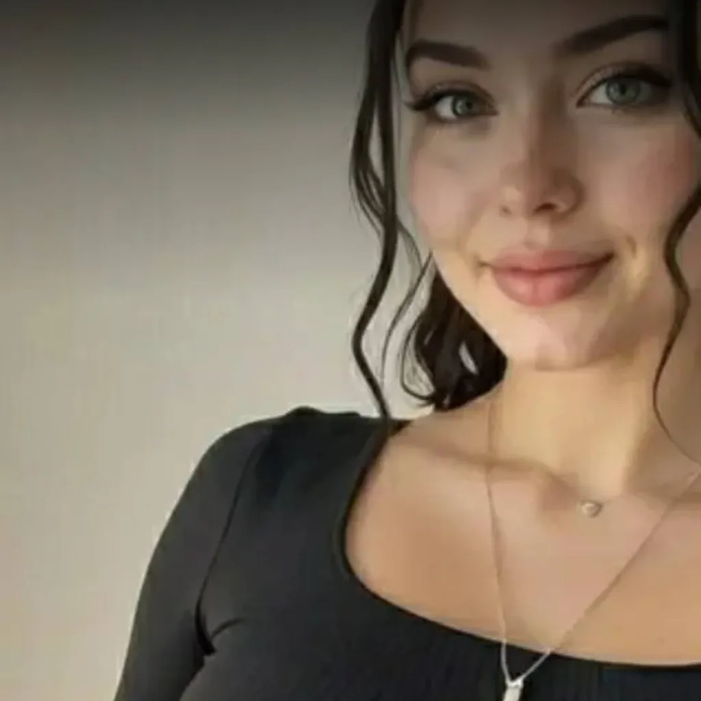 chat with ai character: Nadine