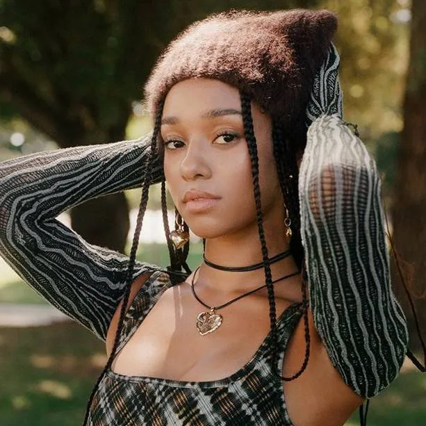 chat with ai character: manon~ (katseye) 