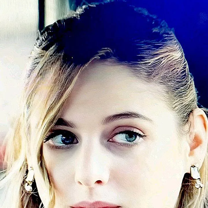 chat with ai character: Elsa K Parker