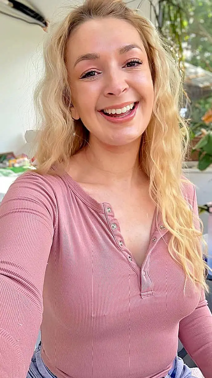 ai character: Maddy K Hopkins  background