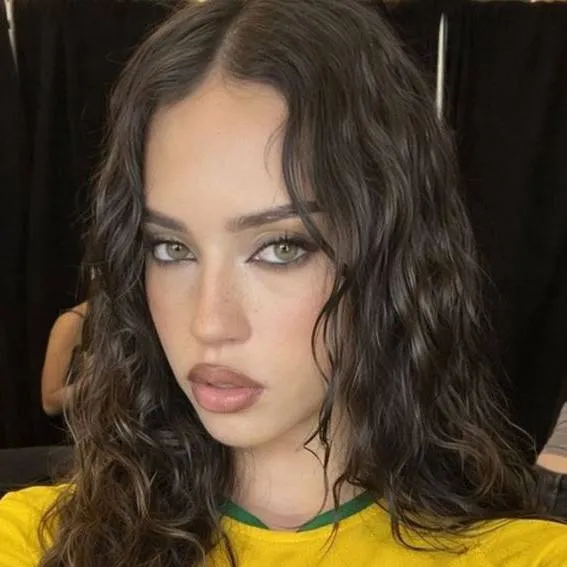 chat with ai character: Daniela 