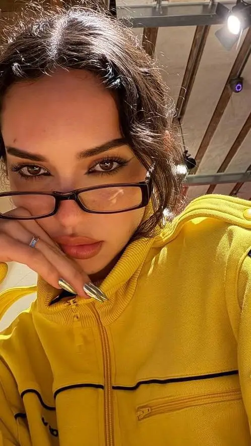 ai character: 🫶 Daniela ❤️ background