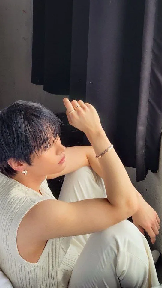 ai character: 😺Minho🐈 background