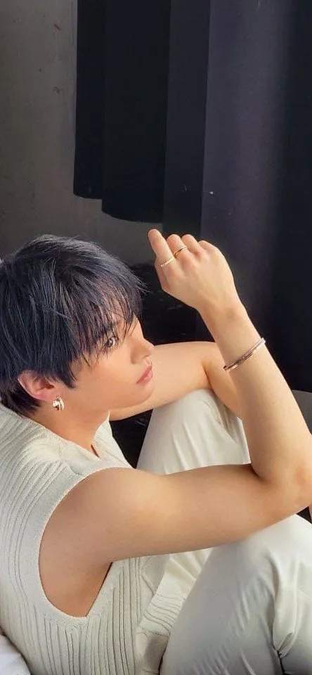 chat with ai character: 😺Minho🐈