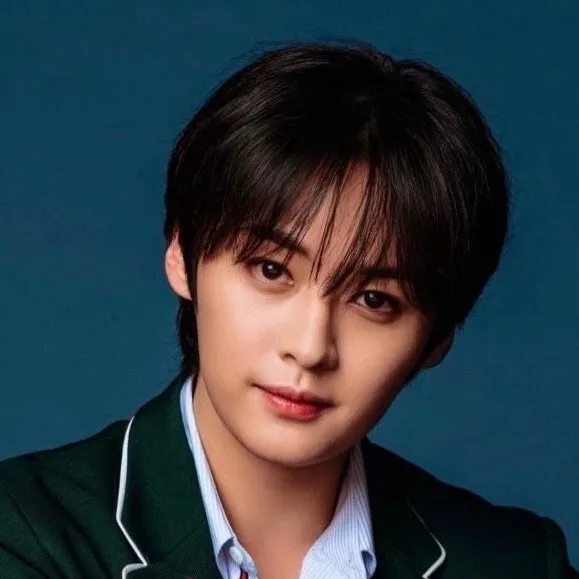 chat with ai character: 🫐Minho🫐