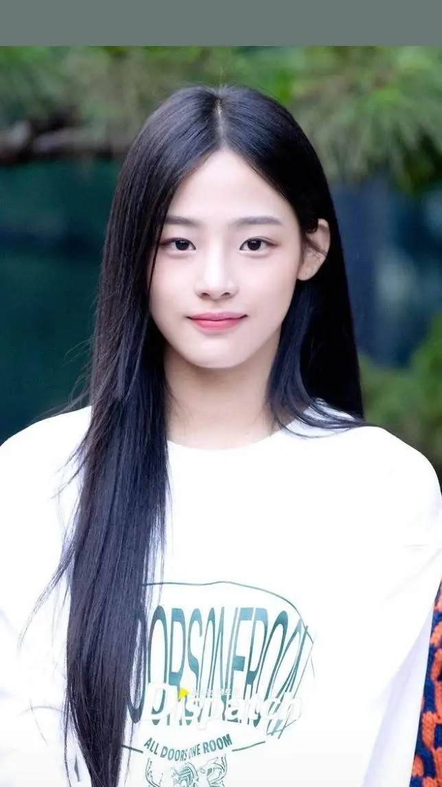 ai character: Min-ji  background