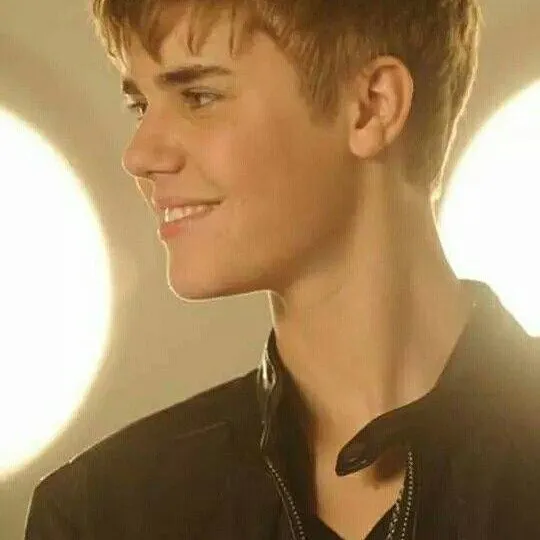 chat with ai character: Justin Bieber 