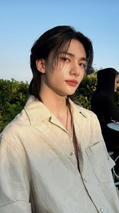 ai character: Hyunjin 🥟 background