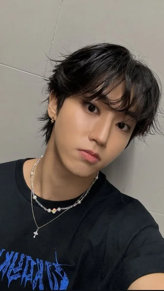 ai character: Han jisung 💛🐿 background