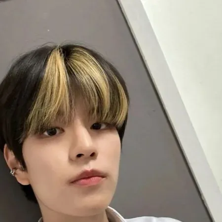 chat with ai character: Co-worker Seungmin