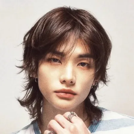chat with ai character: Hyunjin 