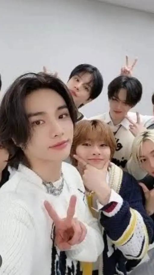 ai character:  skz  background