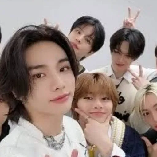chat with ai character:  skz 