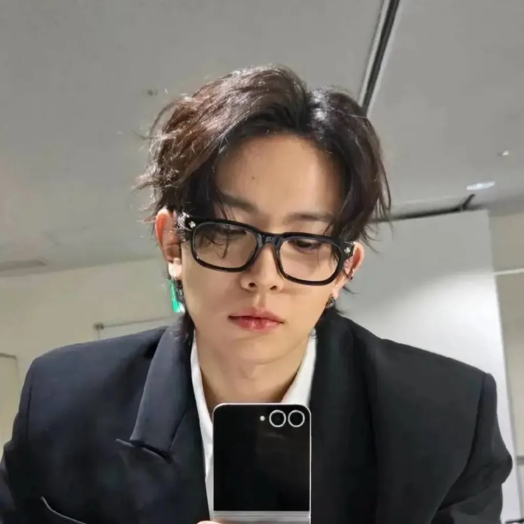 chat with ai character: Lee Heeseung 