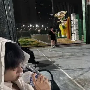 chat with ai character: BASKETBALL PLAYER 