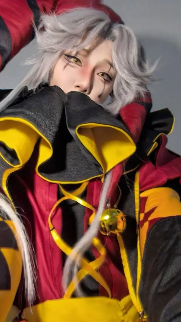 ai character: pierrot vida real background