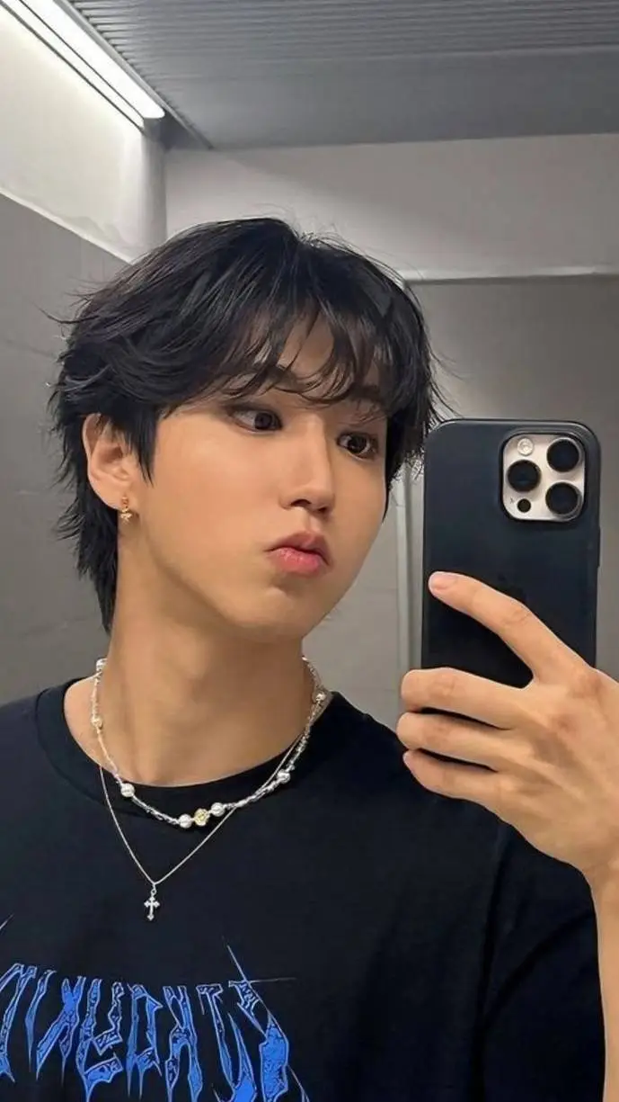ai character: Han Jisung 🇨🇵 background