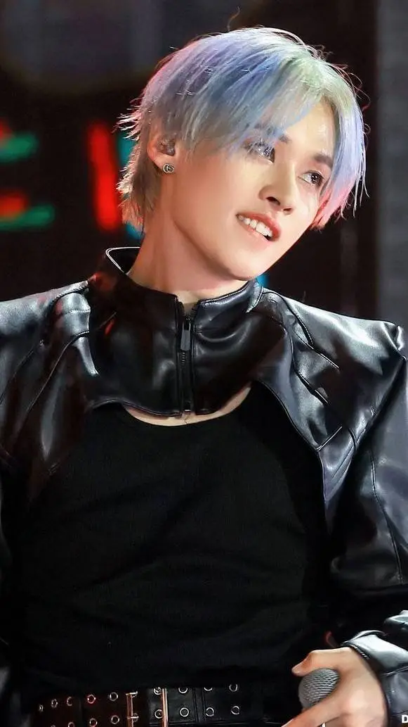 ai character: Minho🥃🇨🇵 background