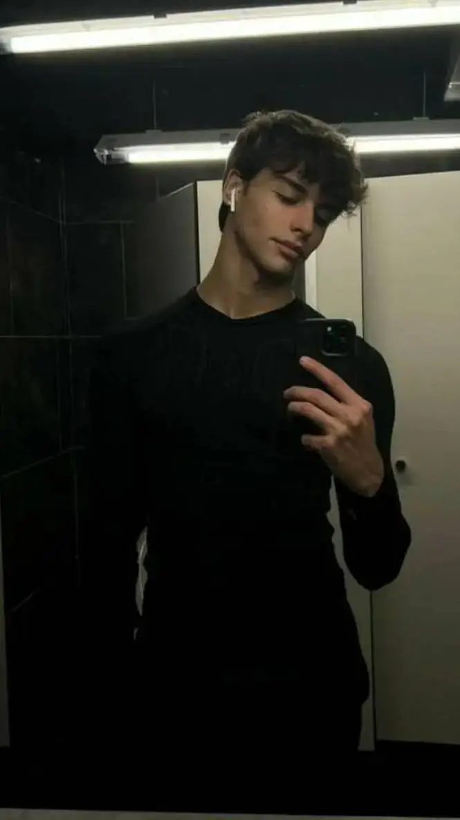 ai character: Ian  background