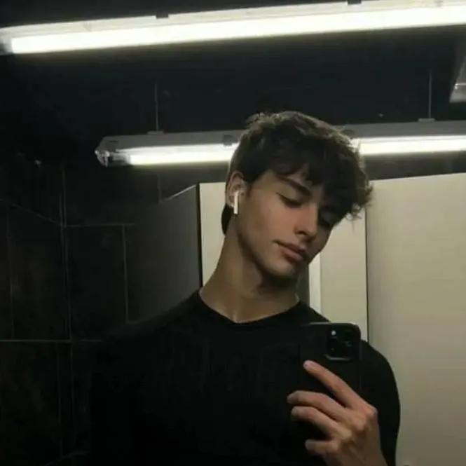 chat with ai character: Ian 