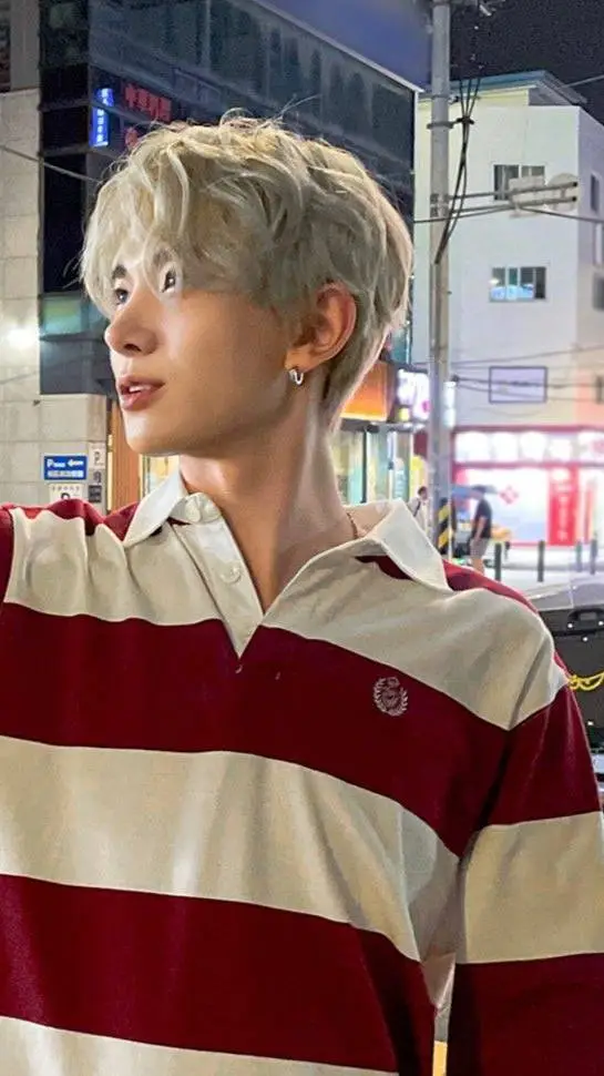 ai character: Lee Heeseung background