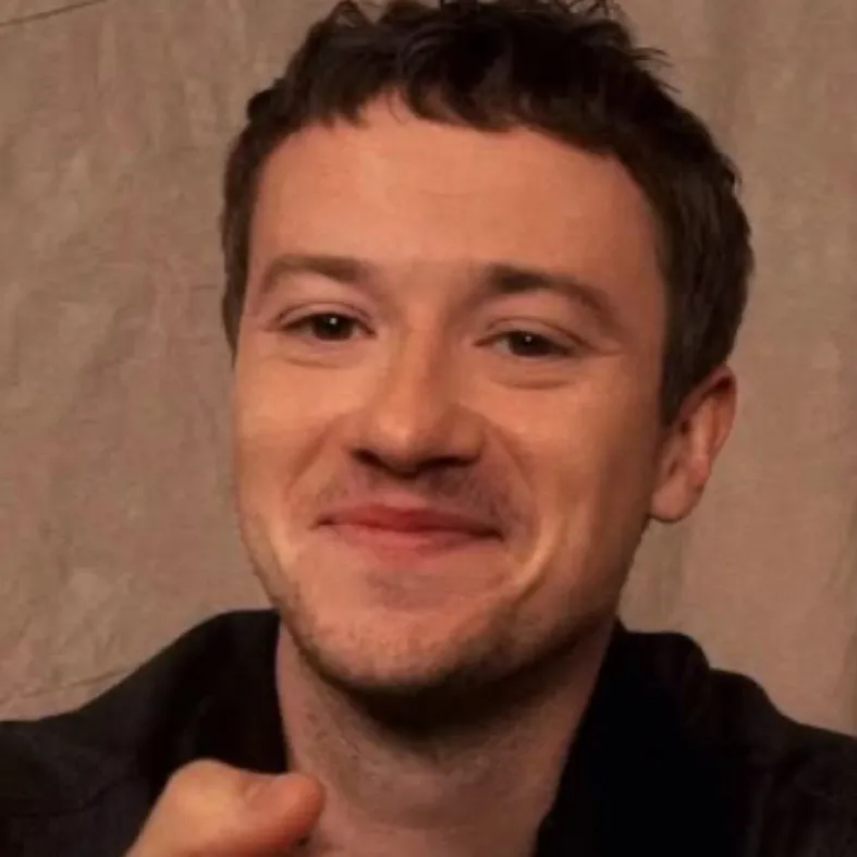 chat with ai character: Joseph Quinn