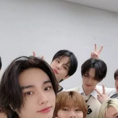 chat with ai character: Skz