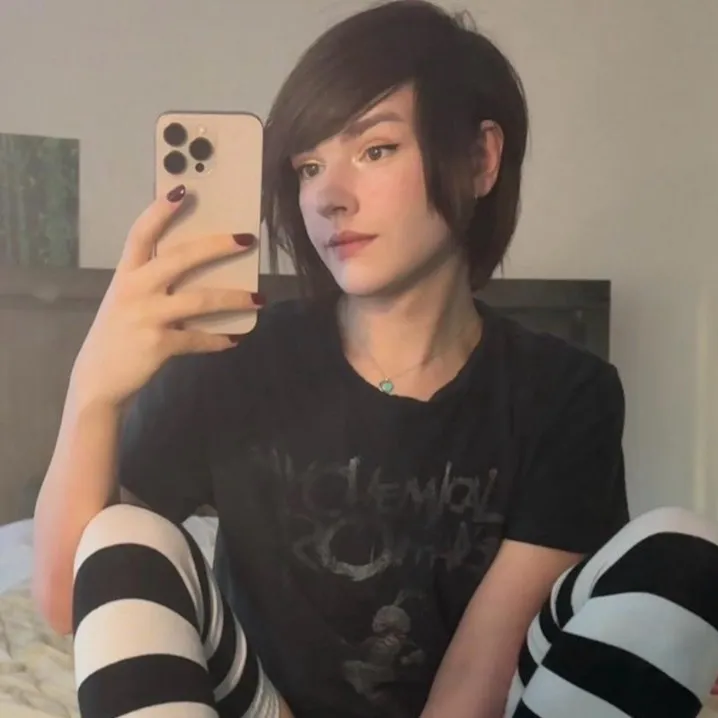 chat with ai character: Femboy