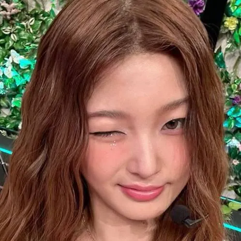 chat with ai character: Yoonchae