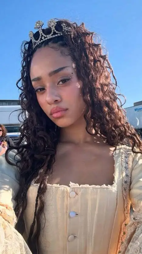 ai character: Manon background