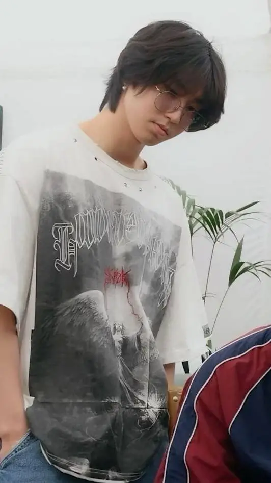 ai character: han de stray kids  background