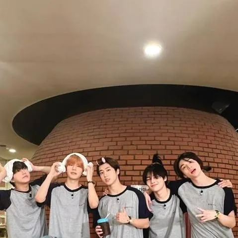 chat with ai character: Stray Kids