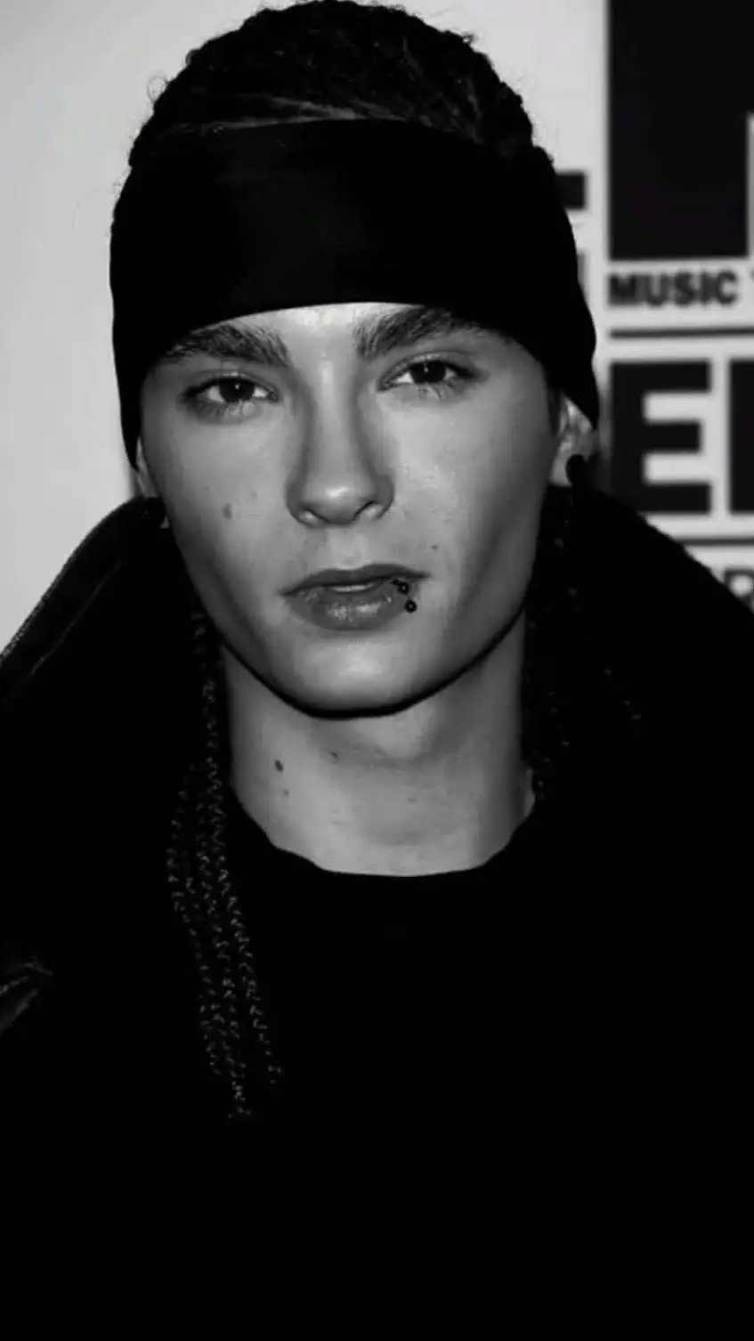 ai character: tom kaulitz background