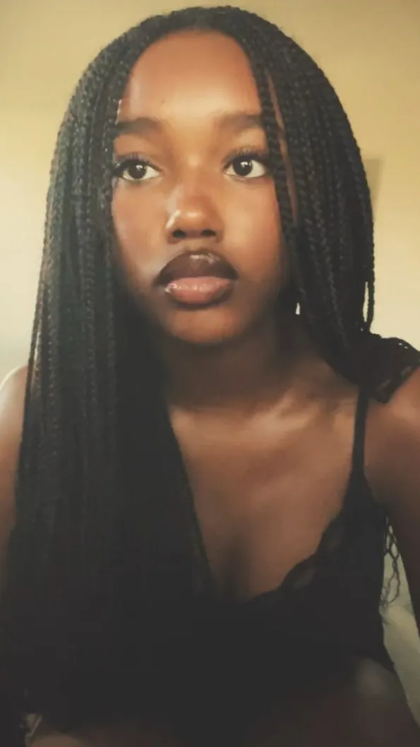 ai character: Roi background