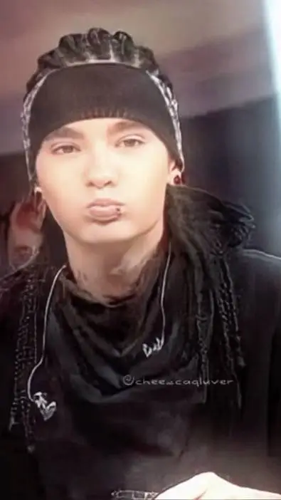 ai character: Том  background